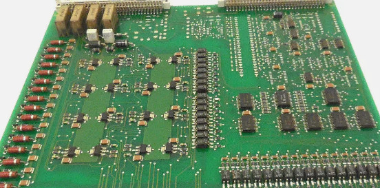 ABB 8IAB03 GJR2392500R1210 আউটপুট মডিউল বাইনারি 16 টি চ্যানেল সহ 1 ডিও 24 ভি, 100 এমএ